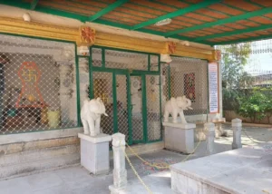 Shri Pachhe Parshvnath Swamy Digamber Jain Mandir in shri satya sai